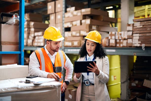 logistica.Dos personas hablando de su operación logística