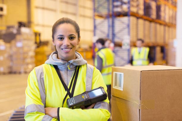 logistica. Una persona en una bodega